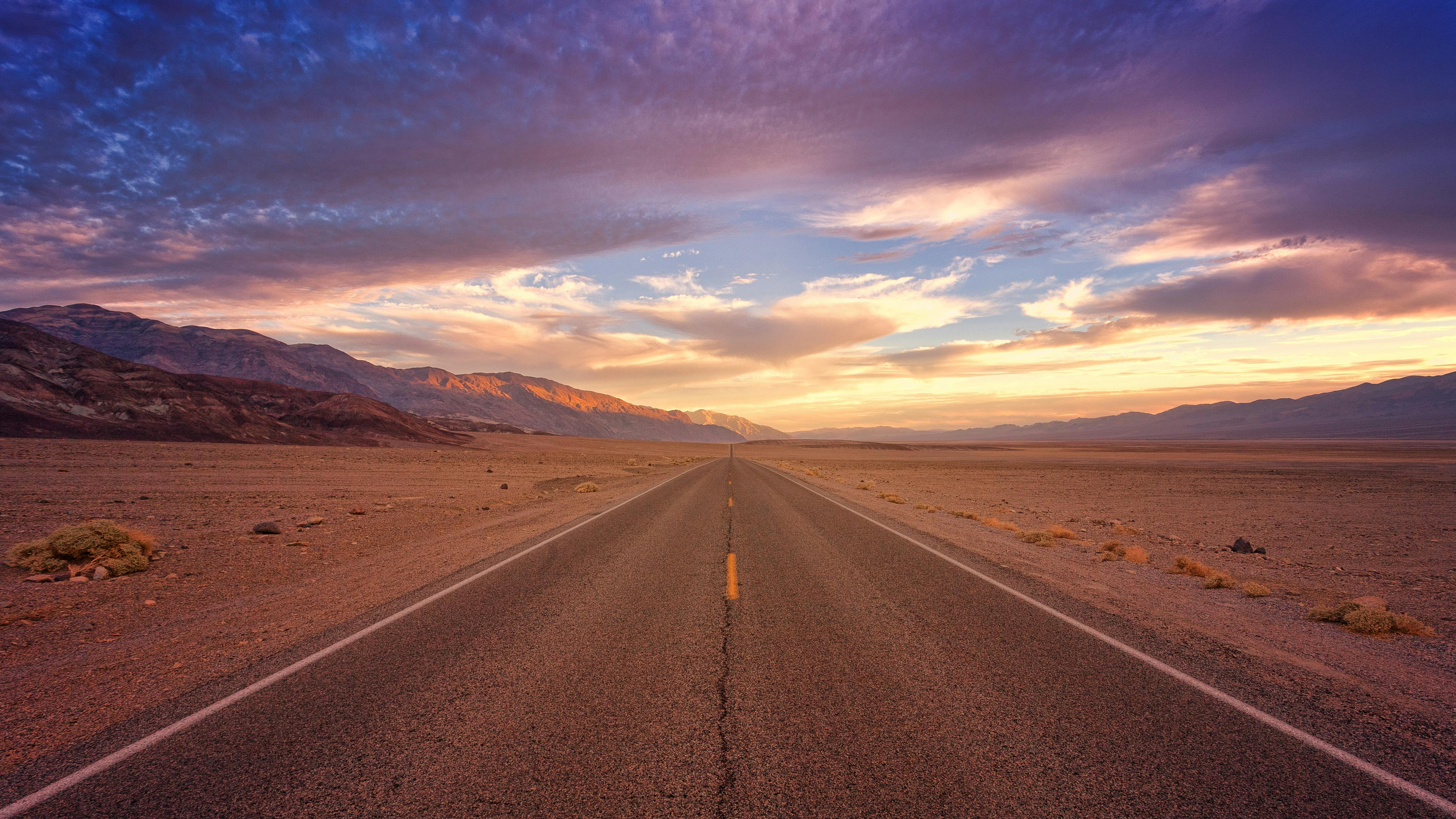 Ein Highway mit Sonnenuntergang
